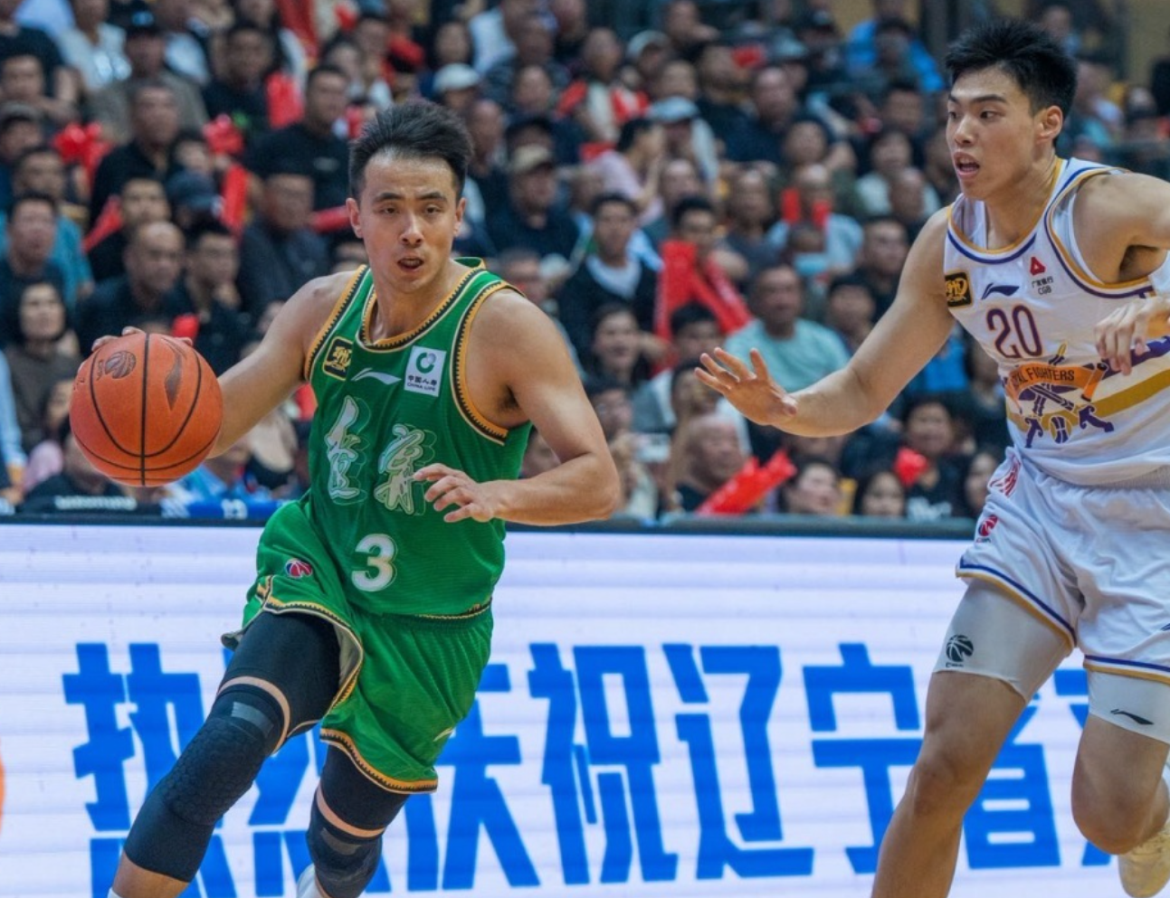 太慢了, 翼在球场上